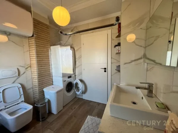 Tirane, jepet me qera apartament 3+1+Ballkon Kati 5, 133 m² 1.200 € (21 dhjetori)