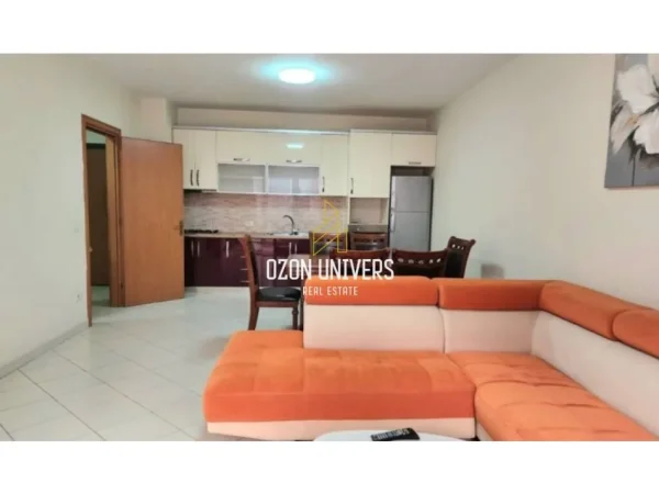 Tirane, jepet me qera apartament 2+1 Kati 4, 110 m² 500 € (astir)