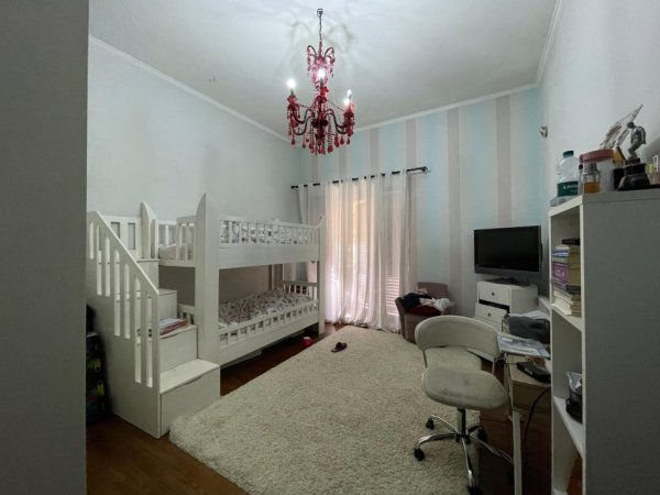 Tirane, jepet me qera 2+1+Ballkon Kati 4, 120 m² 1.500 € (Qendër)