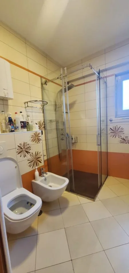 jepet me qera , 160 m² 1700 €