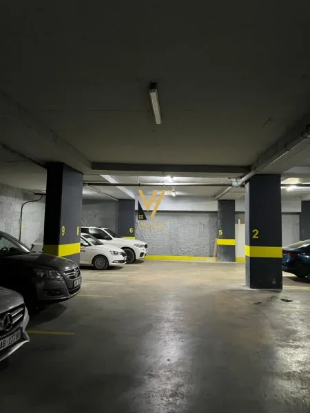 Tirane, jepet me qera apartament 2+1+Ballkon Kati 4, 80 m² 800 € (BRRYLI)