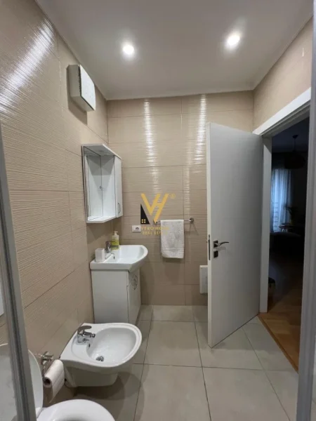 Tirane, jepet me qera apartament 2+1+Ballkon Kati 4, 80 m² 800 € (BRRYLI)