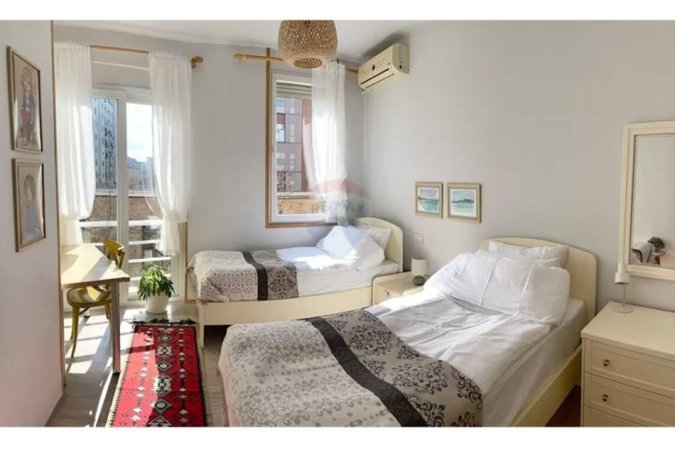 Tirane, jepet me qera apartament 3+1+Ballkon Kati 3, 135 m² 1.000 € 