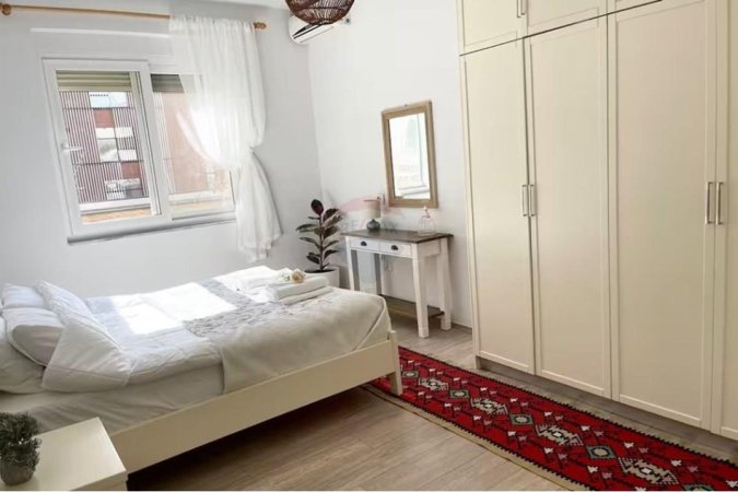 Tirane, jepet me qera apartament 3+1+Ballkon Kati 3, 135 m² 1.000 € 