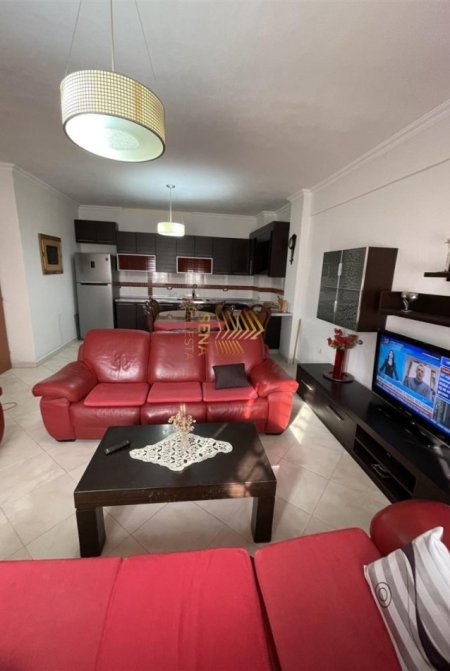 Tirane, jepet me qera apartament 1+1+Ballkon Kati 2, 96 m² 450 € (Rruga e Teleferikut)
