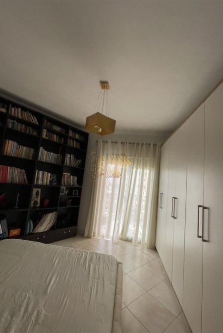 Tirane, jepet me qera apartament 1+1+Ballkon Kati 2, 96 m² 450 € (Rruga e Teleferikut)