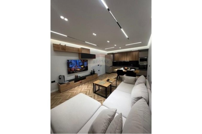 Tirane, jepet me qera apartament 1+1+Ballkon Kati 7, 85 m² 1.000 € 
