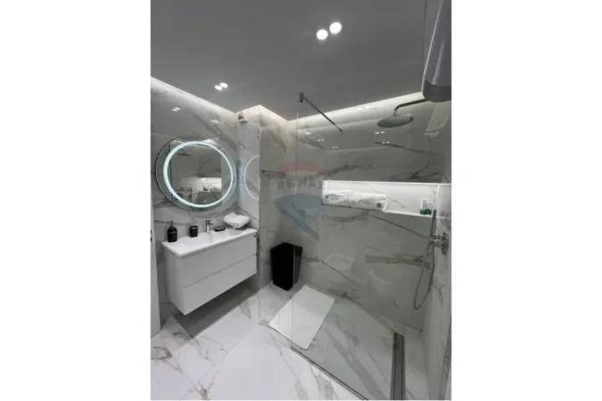 Tirane, jepet me qera apartament 1+1+Ballkon Kati 7, 85 m² 1.000 € 