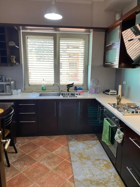 Tirane, jepet me qera apartament 2+1+Ballkon Kati 5, 140 m² 1.200 € (BLLOK)