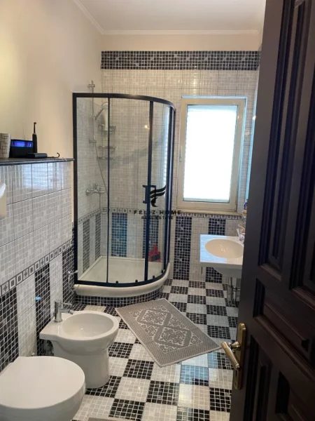 Tirane, jepet me qera apartament 2+1+Ballkon Kati 5, 140 m² 1.200 € (BLLOK)