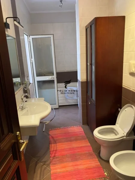 Tirane, jepet me qera apartament 2+1+Ballkon Kati 5, 140 m² 1.200 € (BLLOK)