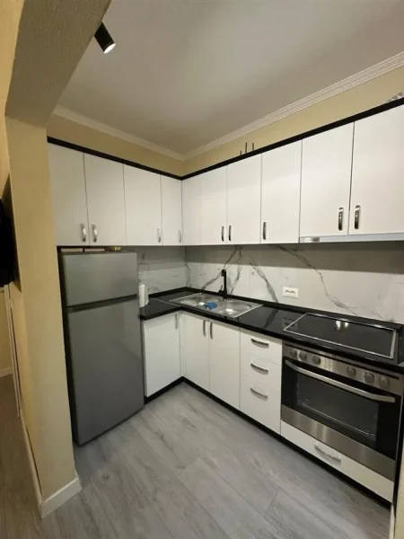 Tirane, jepet me qera apartament 1+1 Kati 5, 60 m² 450 € (Bulevardi Bajram Curri)