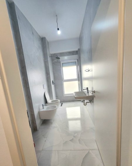 Tirane, jepet me qera apartament 1+1+Ballkon Kati 2, 65 m² 400 € (rruga Pasho Hysa)