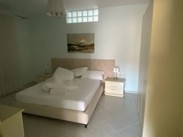Vlore - Lungomare - Uji i Ftohte, shitet apartament 2+1 Kati 4, 126 m² 207.900 € (Rruga Sazani)