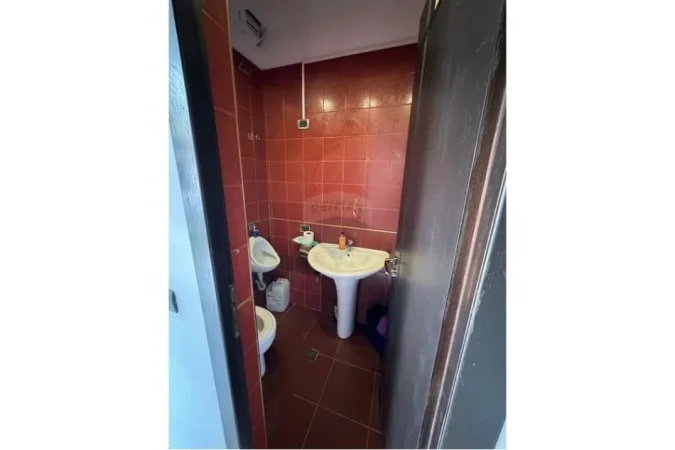 Tirane, jepet me qera zyre Kati 0, 50 m² 1.000 € (Bulevardi Gjergj Fishta)