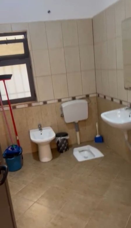 Tirane, jepet me qera shtepi 1+1 Kati 1, 60 m² 300 € (rruga Besa)