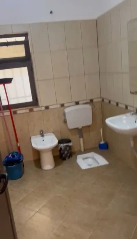 Tirane, jepet me qera shtepi 1+1 Kati 1, 60 m² 300 € (rruga Besa)