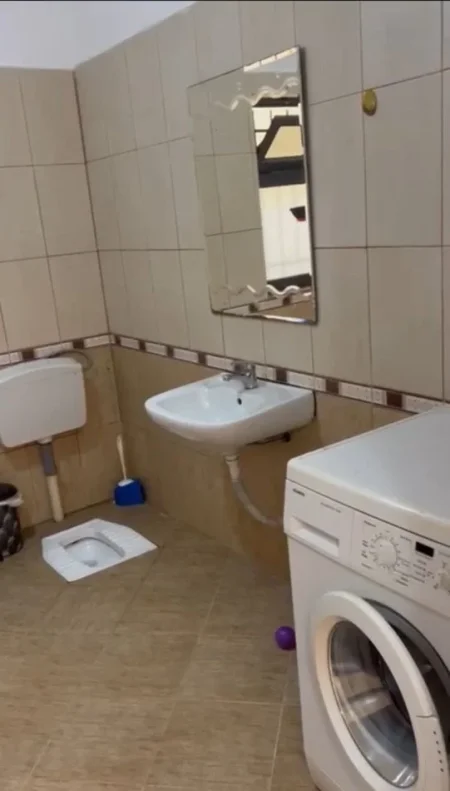 Tirane, jepet me qera shtepi 1+1 Kati 1, 60 m² 300 € (rruga Besa)