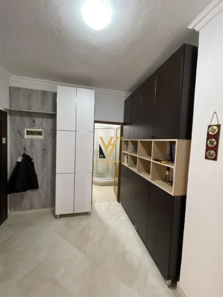 Tirane, jepet me qera apartament 2+1+Ballkon Kati 2, 96 m² 450 € (DAJT)