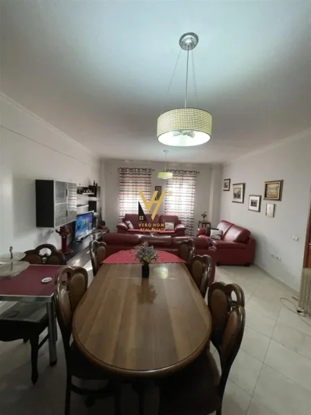 Tirane, jepet me qera apartament 2+1+Ballkon Kati 2, 96 m² 450 € (DAJT)