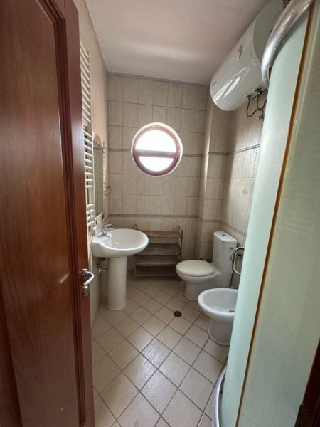 Tirane, jepet me qera apartament 2+1+Ballkon Kati 10, 100 m² 700 € (rruga e Kavajes)