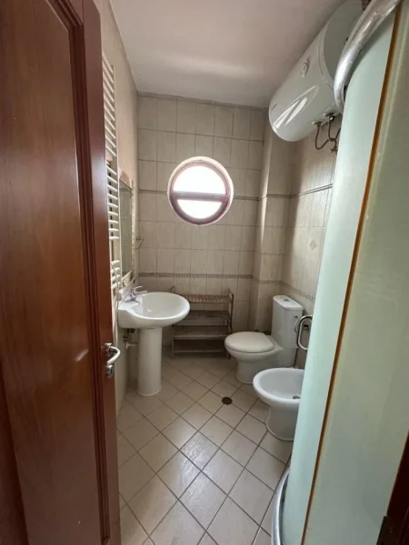 Tirane, jepet me qera apartament 2+1+Ballkon Kati 10, 100 m² 700 € (rruga e Kavajes)