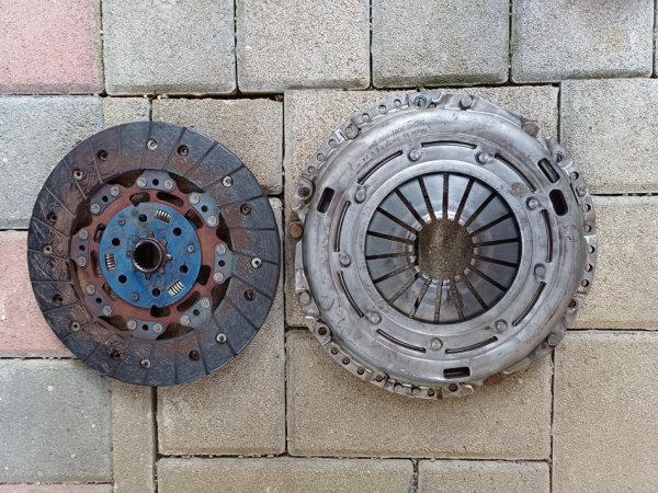 Tirane, shes Disk ,Specidisk . Shumë pak i përdorur. Marka SACHS , Golf 5 Nafte, manuale 5 km 152 €