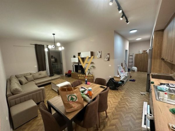 Tirane, jepet me qera apartament 1+1+Ballkon Kati 1, 85 m² 550 € (ISH FUSHA E AVIACIONIT)