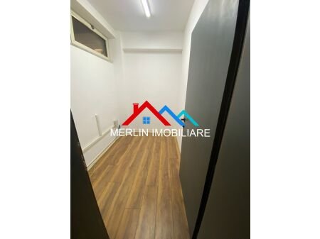 Tirane, jepet me qera ambjent biznesi Kati 0, 300 m² 2.500 € (Rruga Kongresi i Lushnjes)