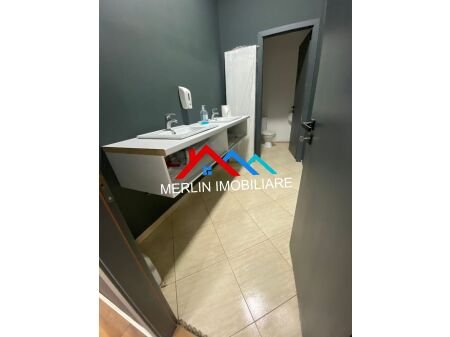 Tirane, jepet me qera ambjent biznesi Kati 0, 300 m² 2.500 € (Rruga Kongresi i Lushnjes)