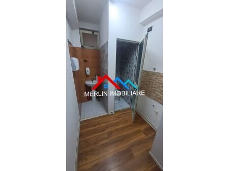 Tirane, jepet me qera ambjent biznesi Kati 0, 300 m² 2.500 € (Rruga Kongresi i Lushnjes)