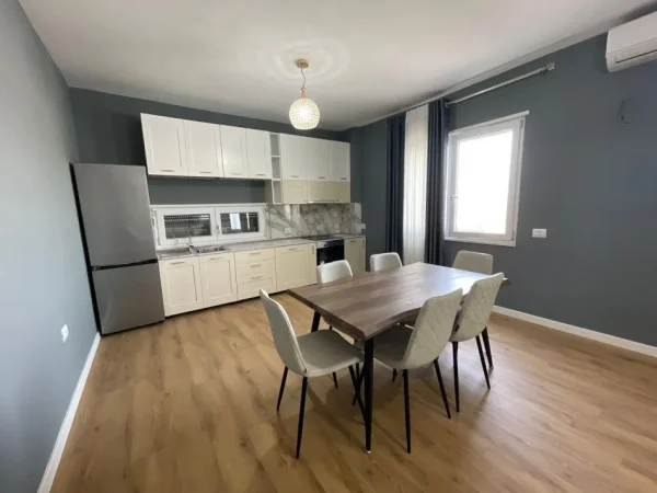 Tirane, jepet me qera apartament 2+1 Kati 2, 87 m² 900 € (Kopshti Botanik)