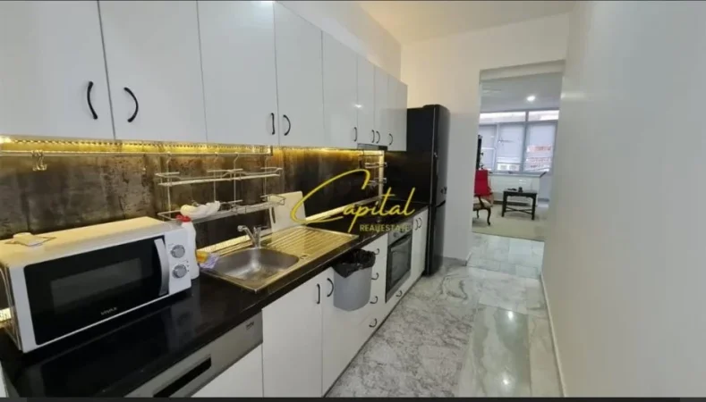 Tirane, jepet me qera apartament 1+1 Kati 2, 60 m² 600 € (BLLOKU)