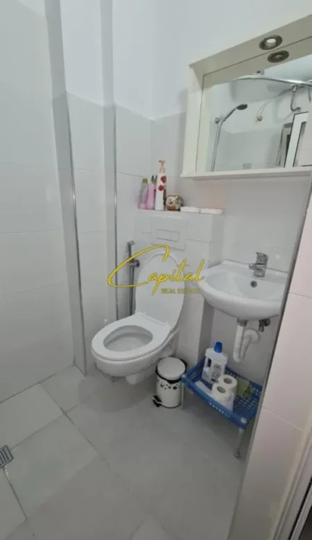 Tirane, jepet me qera apartament 1+1 Kati 2, 60 m² 600 € (BLLOKU)