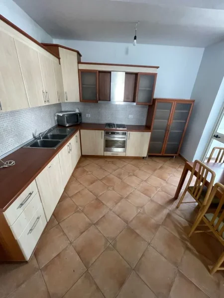 Tirane, shitet apartament 3+1 Kati 6, 141 m² 310.000 € (Komuna e Parisit)