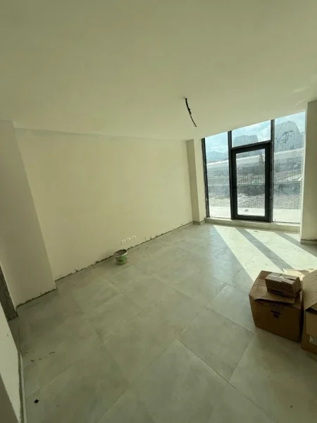 Tirane, jepet me qera ambjent biznesi Kati 2, 36 m² 700 € (Rruga e Kosovareve)