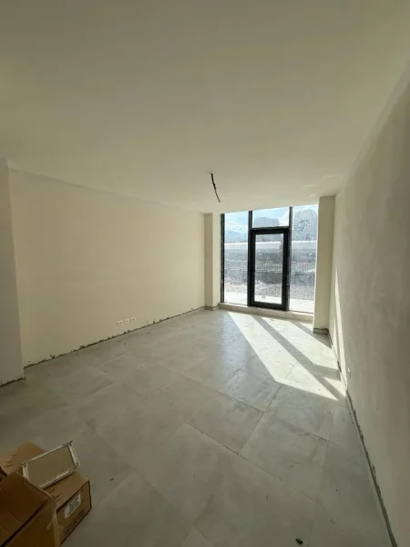 Tirane, jepet me qera ambjent biznesi Kati 2, 36 m² 700 € (Rruga e Kosovareve)
