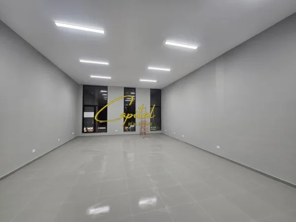 Tirane, jepet me qera dyqan Kati 1, 113 m² 1.500 € (21 DHJETORI)
