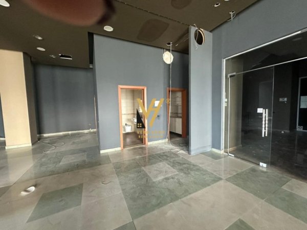Tirane, jepet me qera dyqan Kati 0, 75 m² 410 € (DON BOSKO)