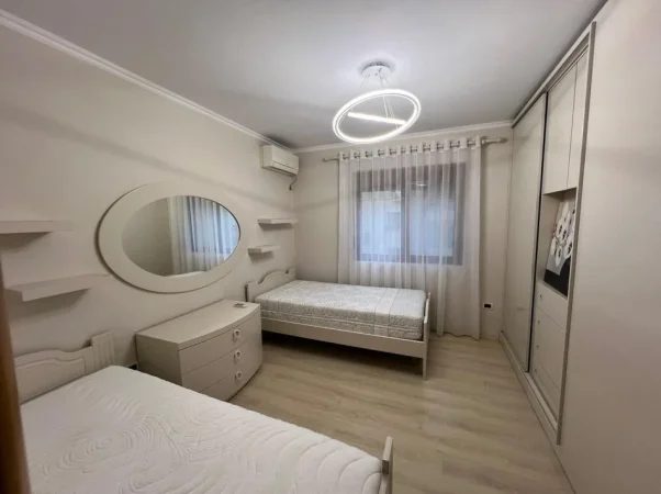 Tirane, shes apartament 1+1+Aneks+Ballkon Kati 3, 59 m² 110.000 € (Rr. Ndre Mjeda, ish parku)