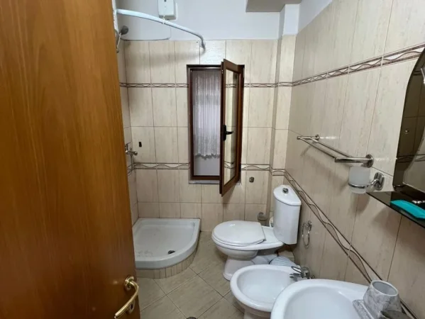 Tirane, shes apartament 1+1+Aneks+Ballkon Kati 3, 59 m² 110.000 € (Rr. Ndre Mjeda, ish parku)