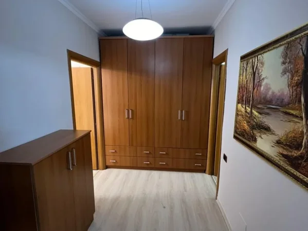 Tirane, shes apartament 1+1+Aneks+Ballkon Kati 3, 59 m² 110.000 € (Rr. Ndre Mjeda, ish parku)