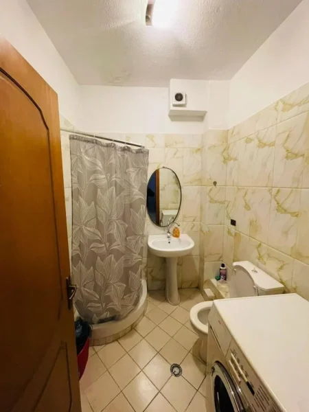 Tirane, jepet me qera apartament 1+1 Kati 3, 59 m² 450 € (Komuna Parisit, Big Market)