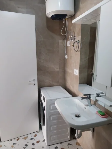 Tirane, jepet me qera garsonier Kati 1, 33 m² 300 € (Ali Demi)