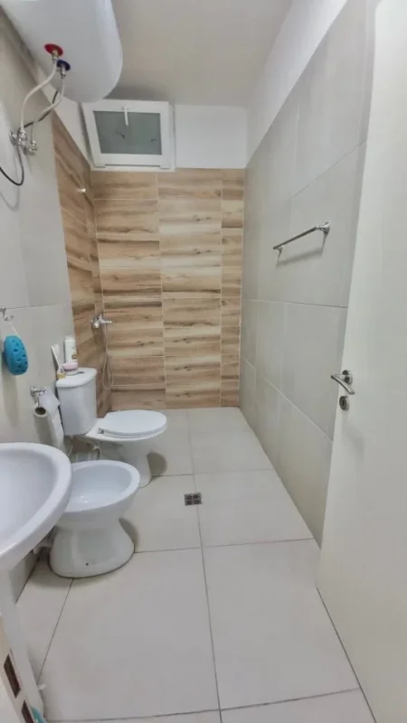 Tirane, jepet me qera apartament 1+1+Ballkon Kati 5, 68 m² 450 € (5 Maji)