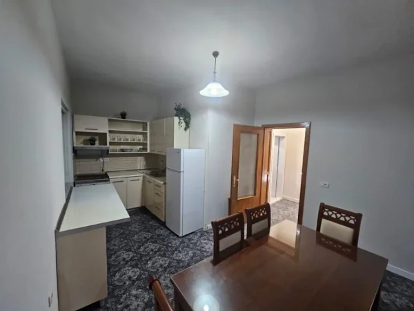 Tirane, jepet me qera Vile 3+1+Ballkon Kati 3, 150 m² 550 € (Rruga e Dibres)
