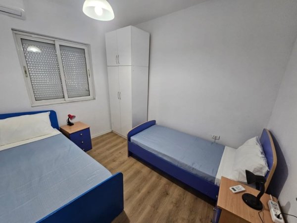Tirane, jepet me qera Vile 3+1+Ballkon Kati 3, 150 m² 550 € (Rruga e Dibres)