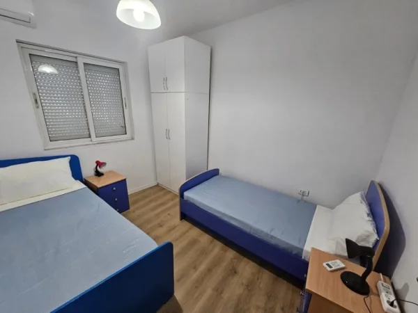 Tirane, jepet me qera Vile 3+1+Ballkon Kati 3, 150 m² 550 € (Rruga e Dibres)