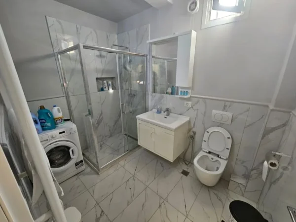 Tirane, jepet me qera Vile 3+1+Ballkon Kati 3, 150 m² 550 € (Rruga e Dibres)