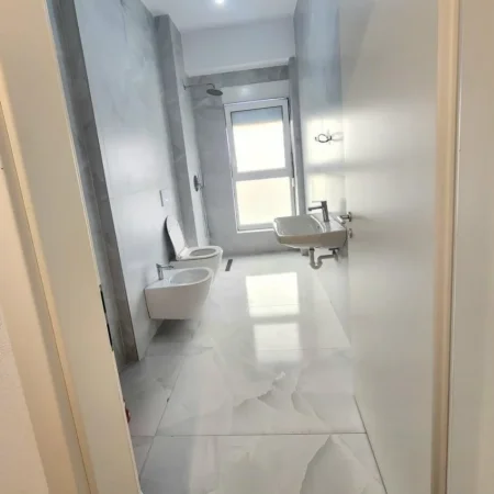 Tirane, jepet me qera apartament 1+1 Kati 2, 65 m² 400 € (Ali Demi Kompleks Kaimi)